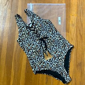 Cosita Linda reversible cheetah/black plunge lace up one piece bathing suit